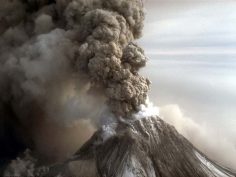 Вулкан на Камчатке выбросил пепел на высоту трех километров