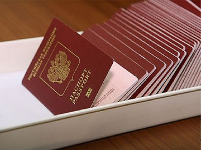 Загранпаспорта нового типа с отпечатками пальцев получили более 3 тысяч москвичей
