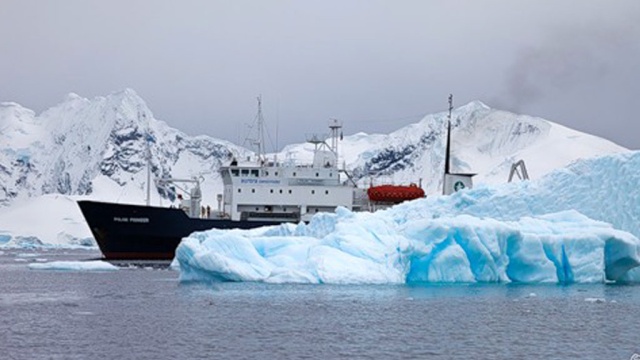 Австралия готовится спасать застрявшее в антарктических льдах судно