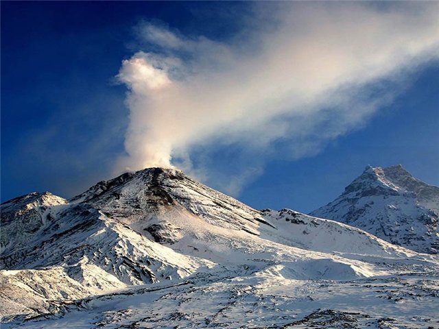 Самый северный камчатский вулкан вновь выбросил пепел