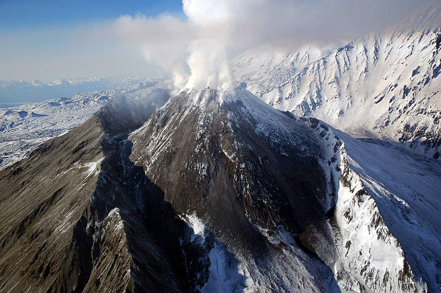 Камчатcкое извержение вулкана привлекает туристов