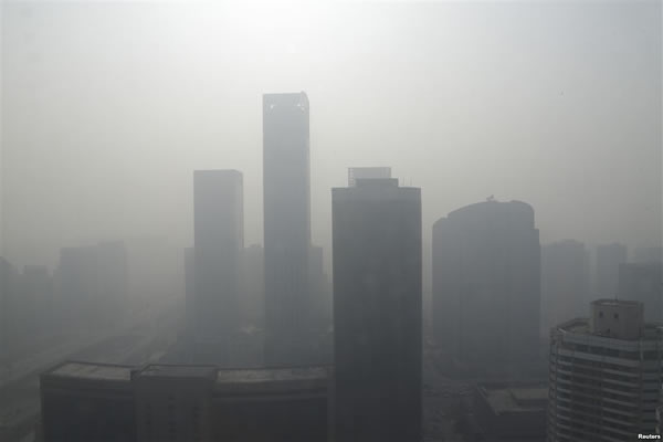 Густой смог окутал большую часть Китая